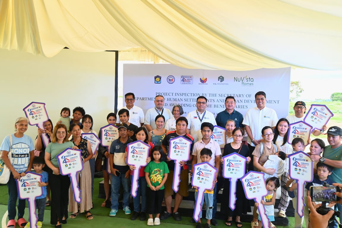 DHSUD Secretary Jose Ramon P. Aliling, Pag-IBIG Fund Chief Executive Officer Marilene B. Acosta, and P.A. Properties Chairman of the Board Romarico T. Alvarez joined beneficiaries of the Expanded Pambansang Pabahay para sa Pilipino (4PH) Program during the housing unit turnover ceremony at Nuvista Homes Lipa, Batangas 