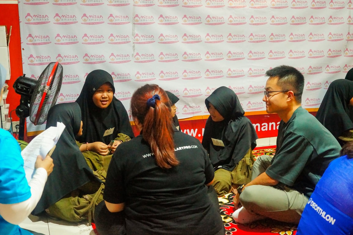 Salah satu anak Rumah Singgah Mizan Amanah menceritakan mimpinya untuk berkuliah di Kairo, Mesir, kepada tim Smart Salary. Sumber: Smart Salary