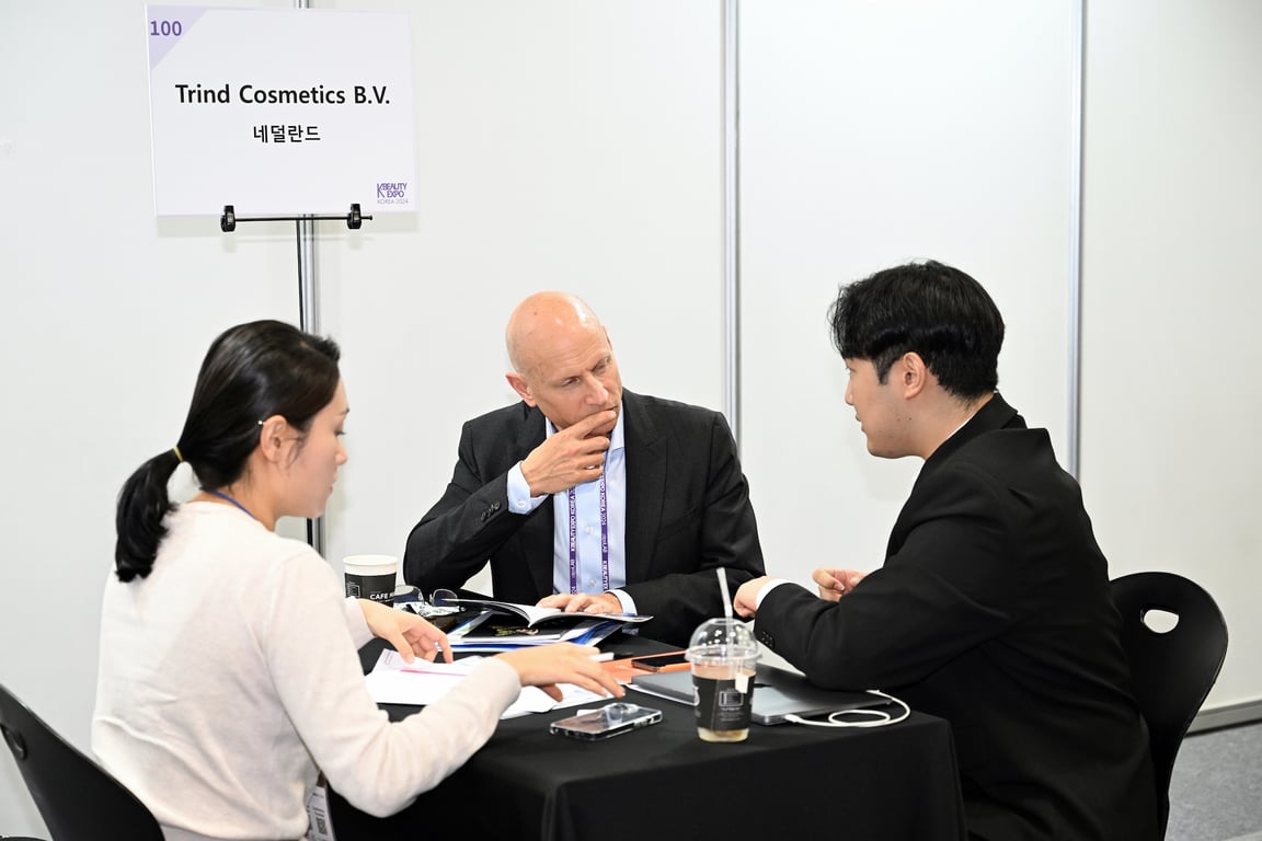 An interpreter facilitates communication between Korean company and international buyer during a 1:1 business matching session at last year’s expo. Photo courtesy of KBeautyExpo. 