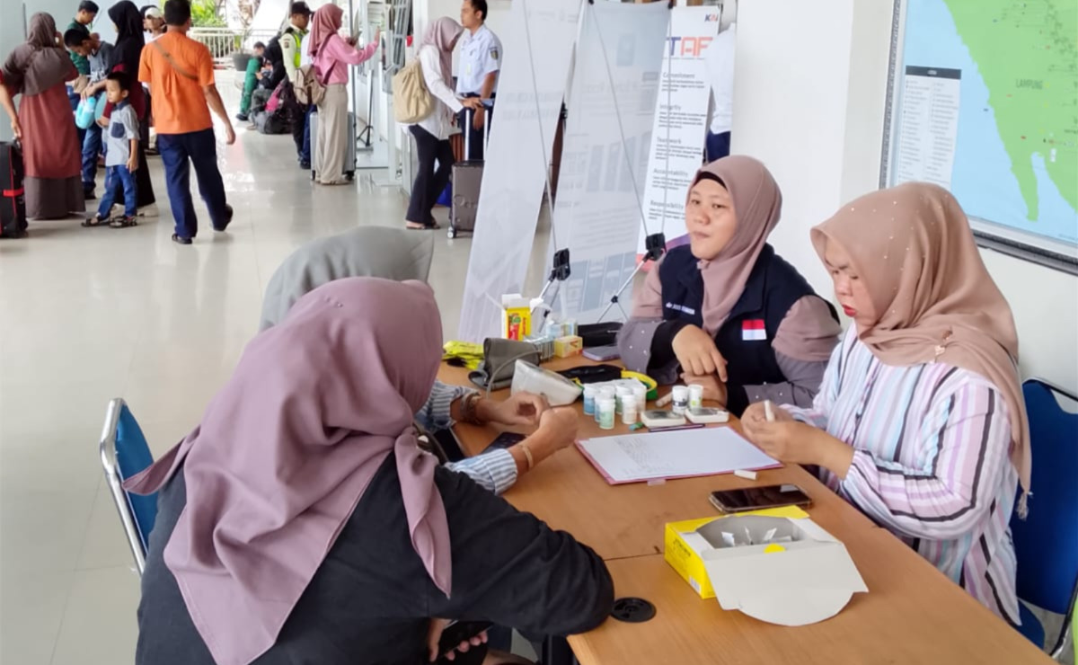 Foto : Penumpang yang memanfaatkan pemeriksaan kesehatan gratis di stasiun Lahat