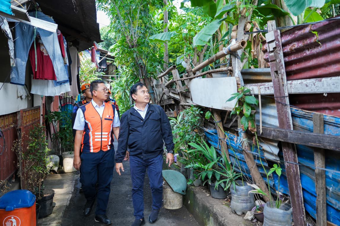 Tim KAI Daop 1 Jakarta saat Menyusuri Jalanan di Samping Turap