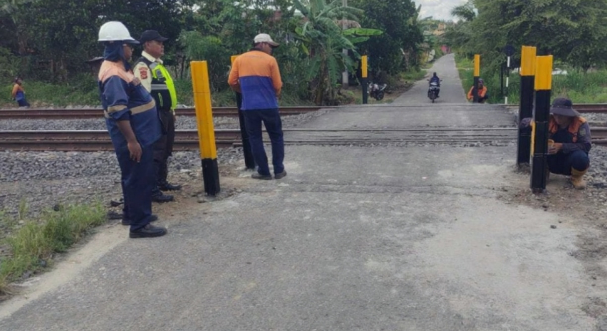 Foto : Penyempitan perlintasan sebidang di Km 361+0/1 antara Stasiun Gelumbang – Serdang wilayah Divre III Palembang