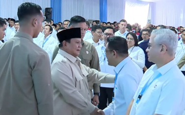 Presiden Prabowo Subianto bersalaman dengan Direktur Utama Krakatau Steel, Dr. Akbar Djohan, di sela-sela peresmian groundbreaking 13 Proyek Hilirisasi Nasional Tahap II yang dipusatkan di Kilang Pertamina Cilacap, Rabu (29/4/2026)