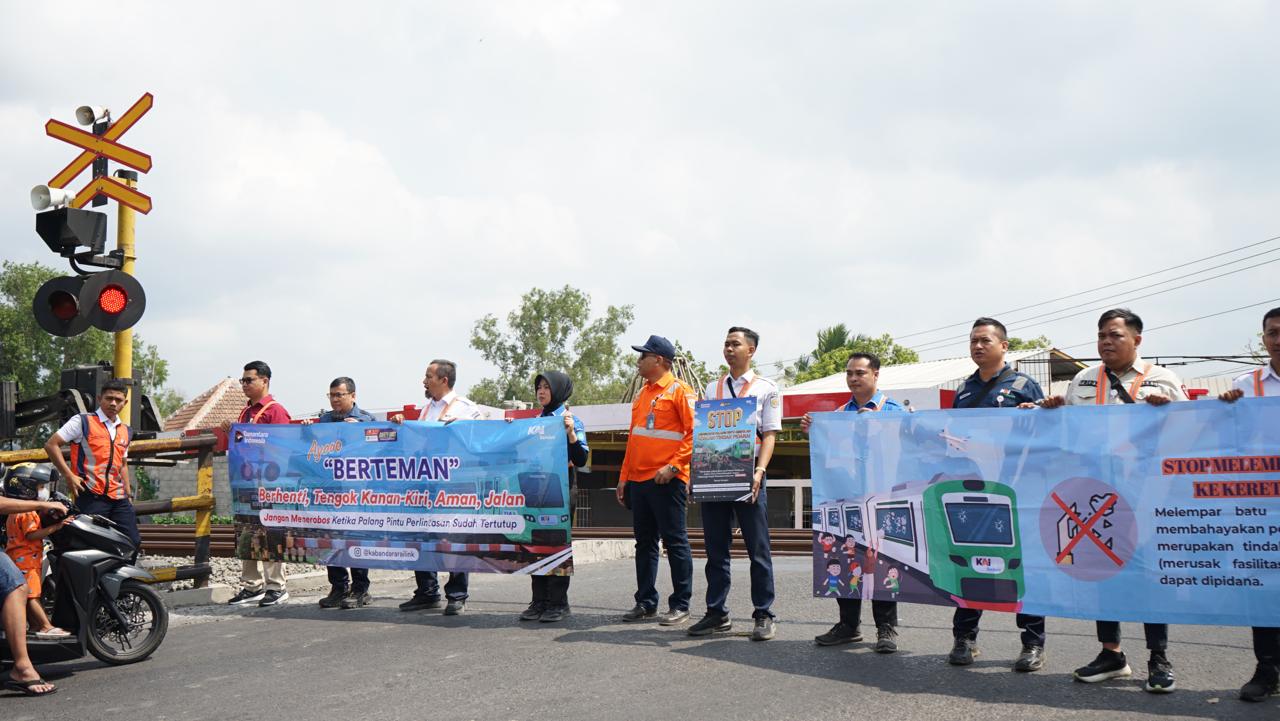 KAI Bandara Sosialisasikan Keselamatan Perjalanan Kereta Api di Perlintasan Sebidang Wates