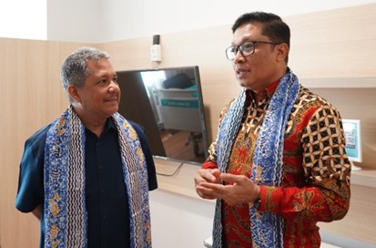 CEO RS Awal Bros Arfan Awaloeddin saat berdiskusi dengan Direktur BRI Life Sutadi