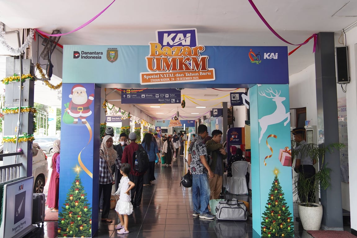 Bazar UMKM Spesial Natal 2025 dan Tahun Baru 2026 yang berlangsung di Stasiun Madiun