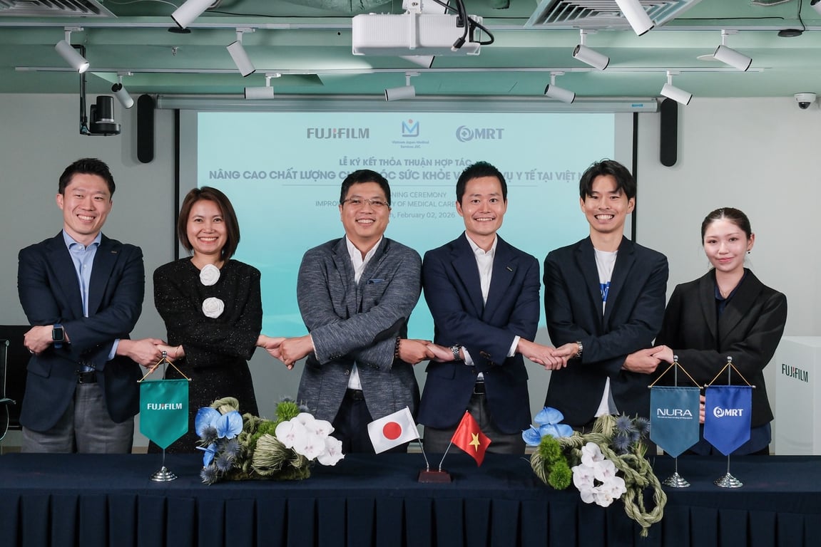 Quang cảnh buổi lễ ký kết diễn ra vào ngày 2 tháng 2 năm 2026. Từ trái sang phải:&nbsp;Ông Kensuke Sakaguchi - Giám đốc Điều hành FUJIFILM Việt Nam, Bà Dương Thuỳ Mai - Phó Tổng Giám Đốc CTCPDV Y tế Việt Nhật (VJM), Ông Nguyễn Huy Tuấn - Phó Chủ tịch Hội đồng quản trị CTCPDV Y tế Việt Nhật (VJM), Ông Mamoru Morota – Tổng Giám đốc FUJIFILM Việt Nam, Ông Nobutaka Kato - CEO MRT Global, Bà Meisa Fukuhara – Trưởng nhóm kinh doanh MRT Global
