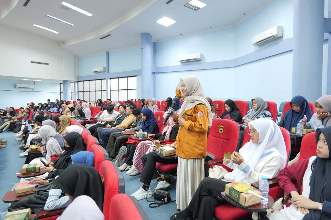 Antusiasme peserta bertanya dalam sesi <i>QnA</i> literasi keuangan.