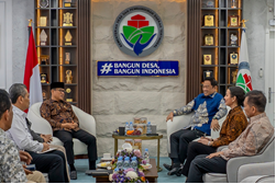 Direktur Utama Krakatau Steel, Dr. Akbar Djohan beserta jajaran (kanan) melakukan audiensi kepada Menteri Desa, Pembangunan Daerah Tertinggal, dan Transmigrasi (Mendes PDTT), Yandri Susanto beserta jajaran (kiri), Rabu (15/4).