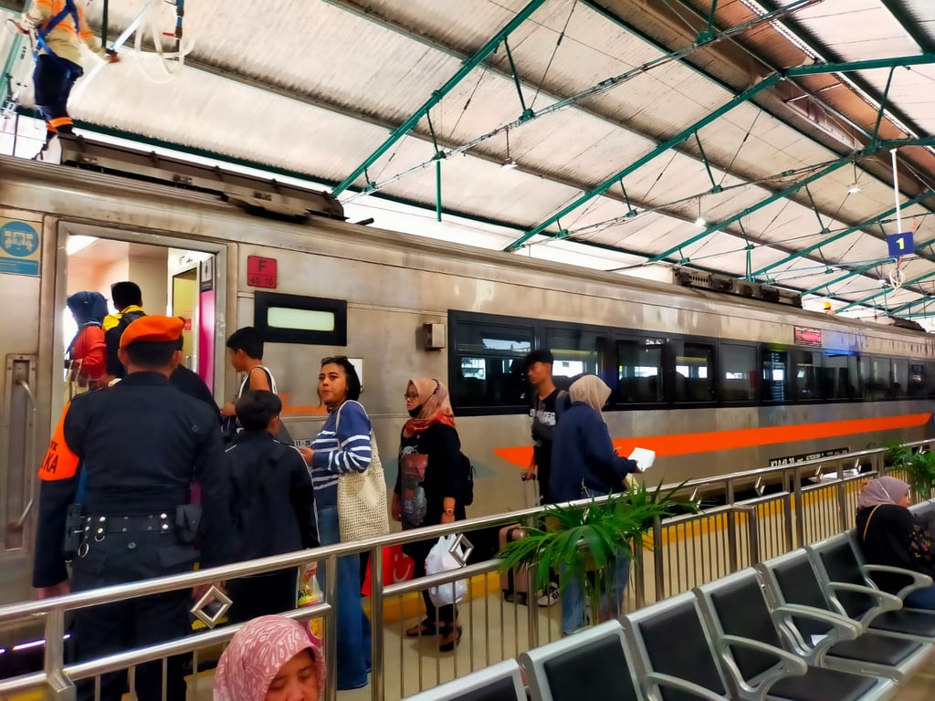 KA Logawa saat Tiba di Stasiun Madiun