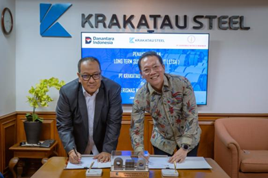 Dari Kiri ke Kanan : Penandatanganan komitmen strategis oleh Direktur Komersial, Pengembangan Usaha dan Portofolio Krakatau Steel, Hernowo dan Presiden Direktur PT Kerismas Witikco Makmur Grup, Lau Beng Sing
