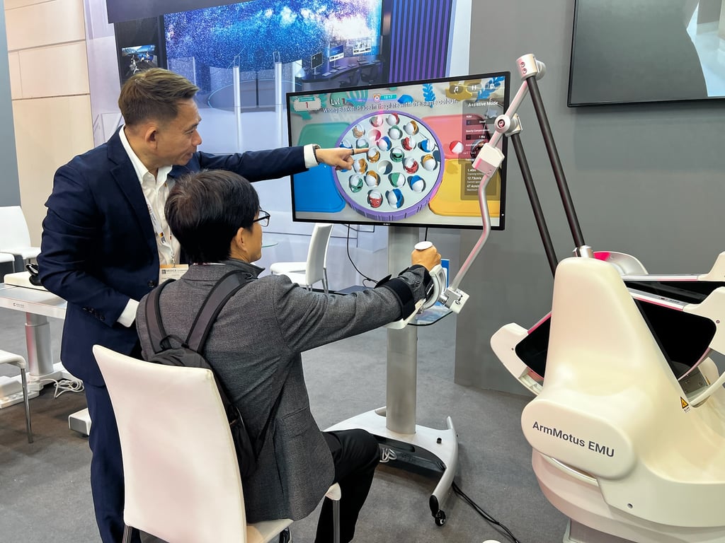 Picture 4: Participants experiencing the ArmMotus™ EMU, recipient of the 2023 IERA Award.