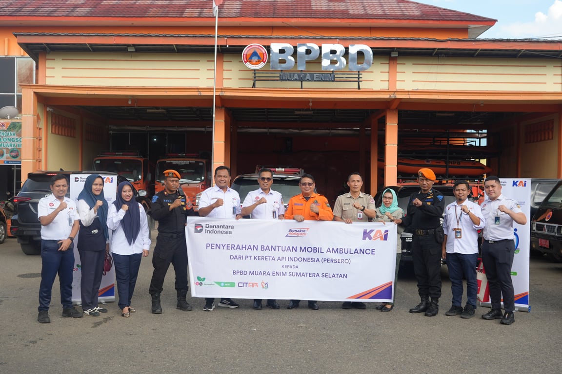 Foto : PTKAI Divre III menyerahkan bantuan CSR 1 (satu) unit mobil Ambulance kepada BPBD Kabupaten Muara Enim