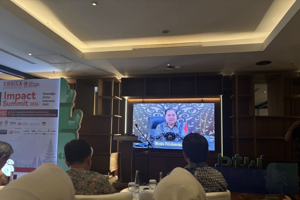 Menteri Koordinator Bidang Perekonomian Indonesia, Airlangga Hartanto, menyampaikan pidatonya secara daring dalam acara Bali Tech Week 2026 di Denpasar, Bali. (Foto: Antara)