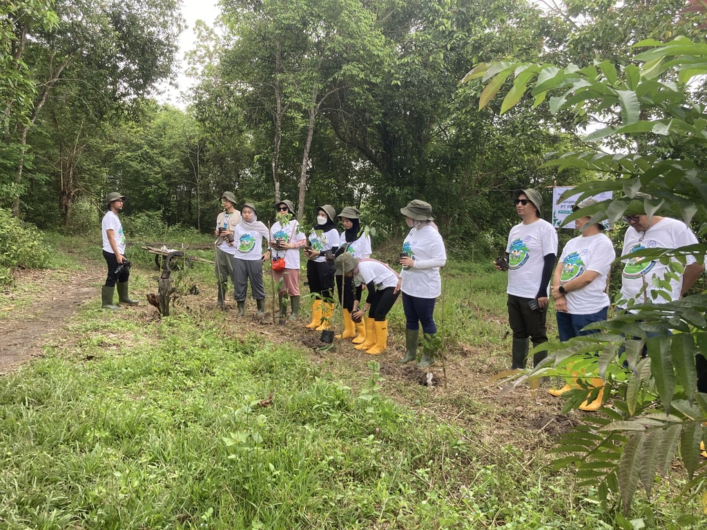Kegiatan penanaman pohon bersama mitra di Way Kambas (Foto: Tim LindungiHutan)