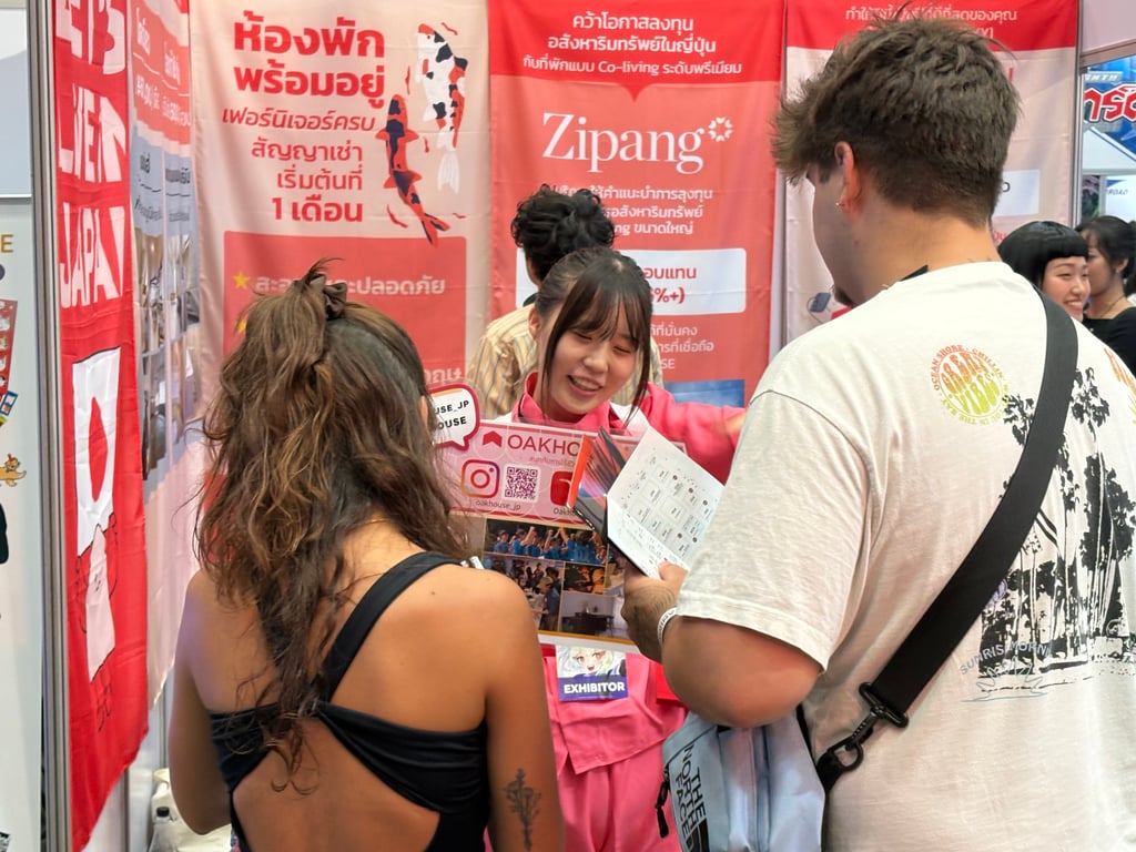 บรรยากาศขณะทีมงานในชุดคอสเพลย์ให้คำแนะนำแก่ผู้เข้าชม