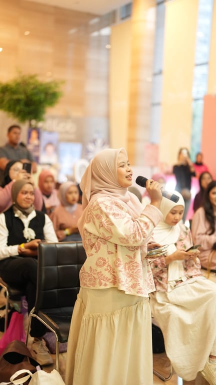 Partisipan GlowFest 3.0 berdiskusi langsung dengan expert dan perwakilan brand.