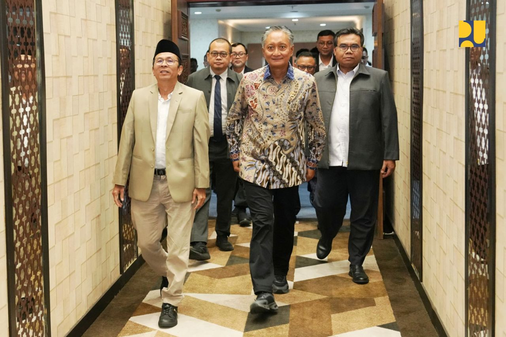 Tengah- Bapak Dody Hanggodo Menteri Pekerjaan Umum