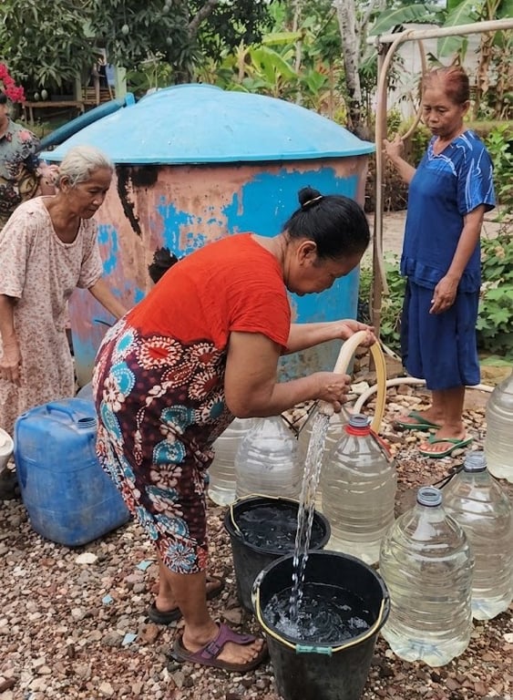 Warga sekitar wilayah Kecamatan Buayan dan Sempor memanfaatkan bantuan air bersih