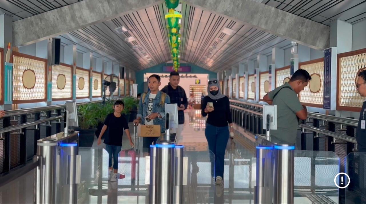 Penumpang boarding di Stasiun Purwokerto