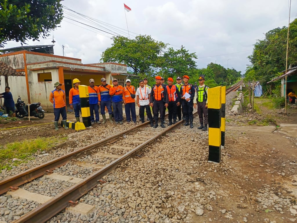 Foto bersama pada penutupan perlintasan
