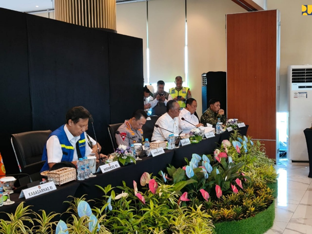 Tengah - Bapak Dody Hanggodo Menteri Pekerjaan Umum