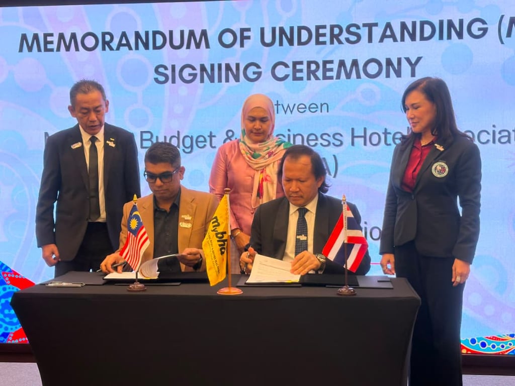 Dato' Sri K. Vijayendren, Chairman of the MyBHA® National Foreign Trade Affairs Bureau signs with Mr. Jacky Ong, Founder and Chairman of CHG Global Organization (CHG)