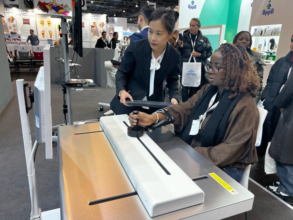 Picture 3: Our Fourier Rehab team providing a live demonstration of the ArmMotus™ M2 Pro.