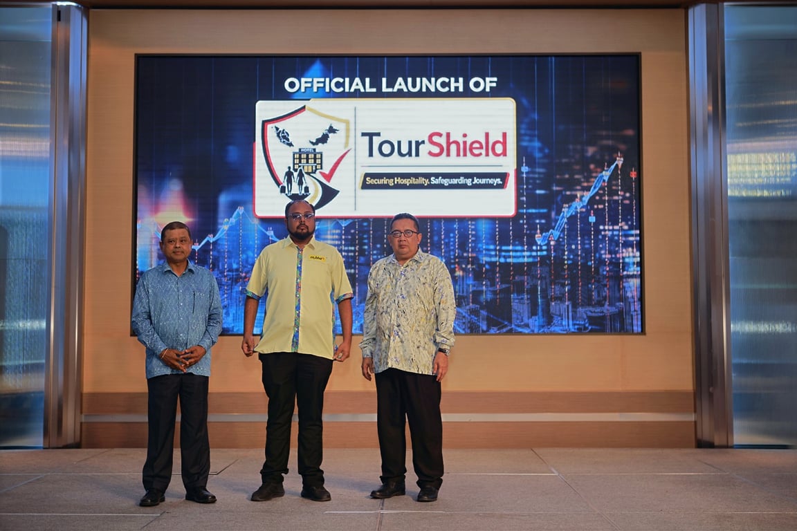Dr Sri Ganesh Michiel, National President of MyBHA together with YBhg. Datuk Manoharan Periasamy, Chairman of Tourism Malaysia and Mr Mohd Roslan bin Abdullah, Senior Director of the Domestic and Events Division, Tourism Malaysia during the launch of TourShield.&nbsp;