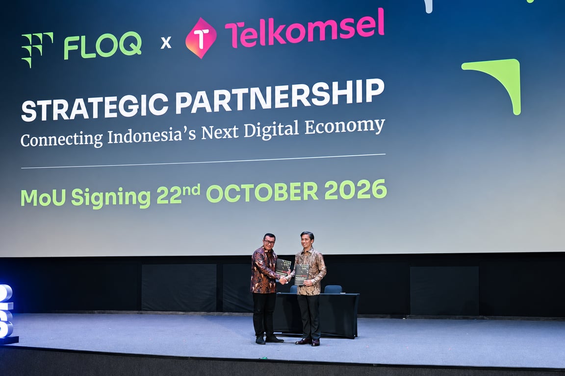 Penandatanganan nota kesepahaman (MoU) antara FLOQ dan Telkomsel untuk menjajaki potensi integrasi layanan aset digital ke dalam ekosistem aplikasi Telkomsel. Kolaborasi strategis ini dilakukan dalam rangkaian The 5th World Conference on Creative Economy (WCCE) di Jakarta, 22 Oktober 2026. Foto: FLOQ.