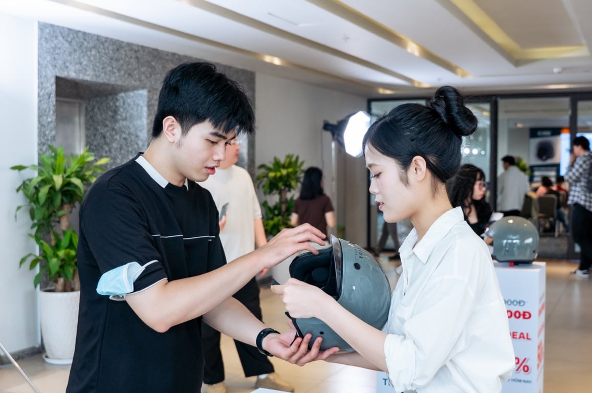 ▲Những người tham dự hội thảo tại Việt Nam đang trực tiếp trải nghiệm các tính năng chính của mũ bảo hiểm thông minh CRNK.&nbsp;Nguồn: CRNK