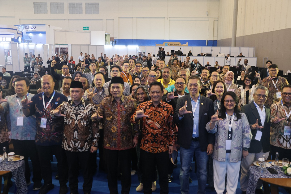 Foto bersama pada acara <i>closing ceremony</i> ALFI CONVEX 2025 yang dihadiri oleh Menteri Perhubungan Dudy Purwagandhi, Menteri Koperasi Ferry Juliantono