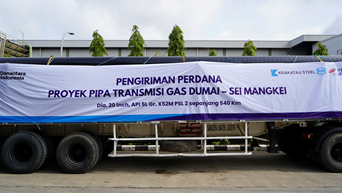 Pengiriman perdana proyek pipa transmisi gas Dumai – Sei Mangkei di PT Krakatau Pipe Industries, Cilegon, pada Kamis (19/2)
