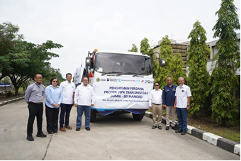 Direktur Komersial, Pengembangan Usaha, dan Portofolio PT Krakatau Steel (Persero) Tbk beserta jajaran, Dirjen Migas Laode Sulaeman beserta jajaran, dan anggota KSO pada seremoni pengiriman perdana proyek pipa transmisi gas Dumai – Sei Mangkei&nbsp;