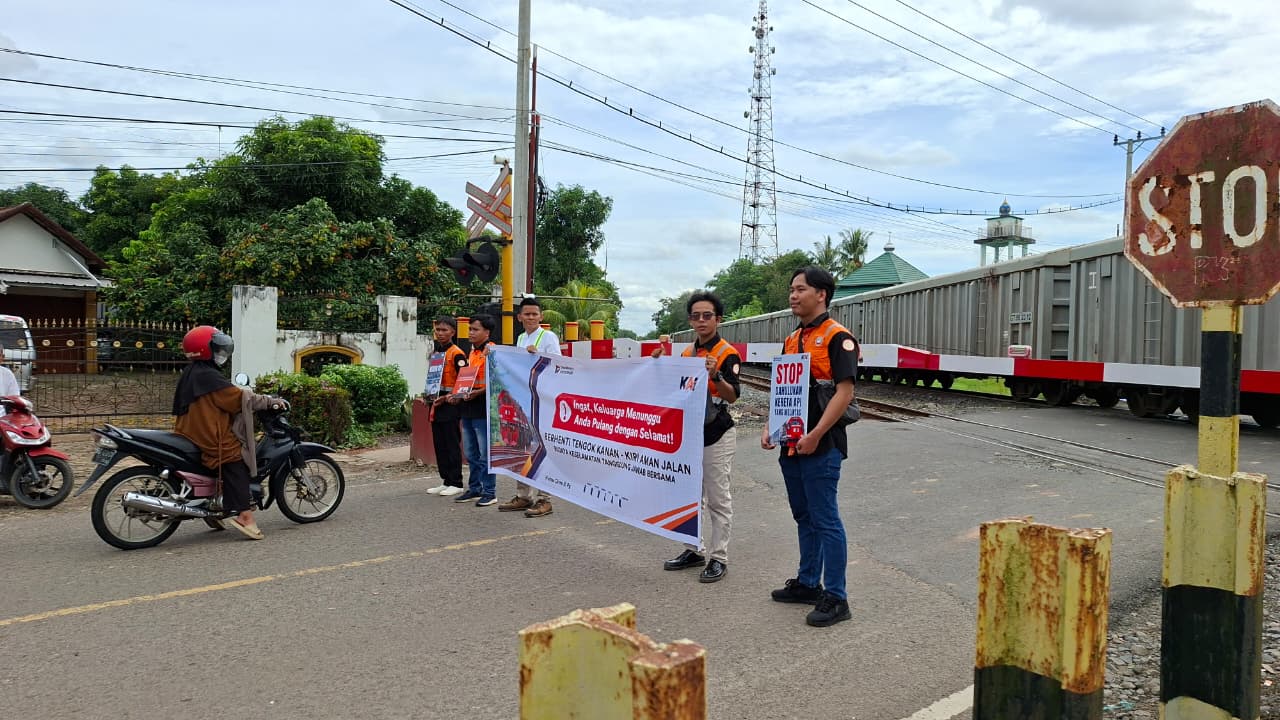 Foto : Sosialisasi keselamatan di perlintasan sebidang KAI bersama komunitas pencinta kereta api.