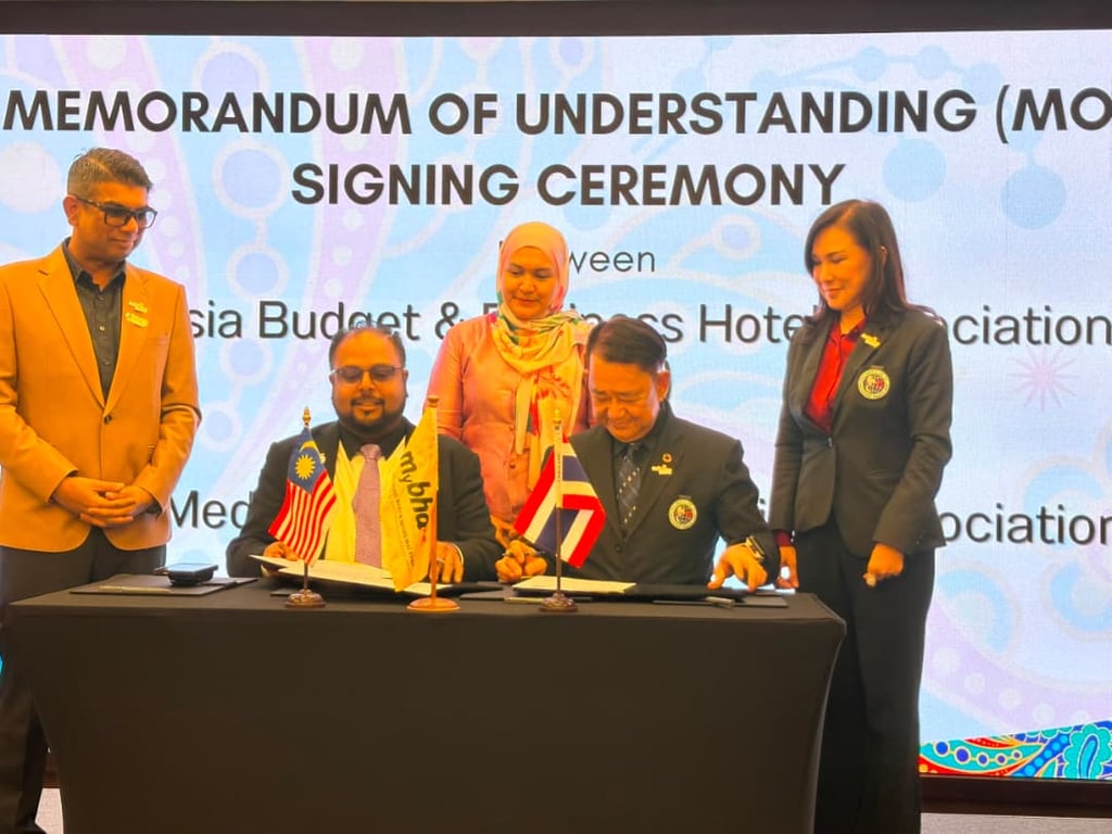 Dr Sri Ganesh Michiel, National President of MyBHA signs with Dr. Anusak Kongmalai, President of the Thai Medical and Wellness Tourism Association (TMWTA).