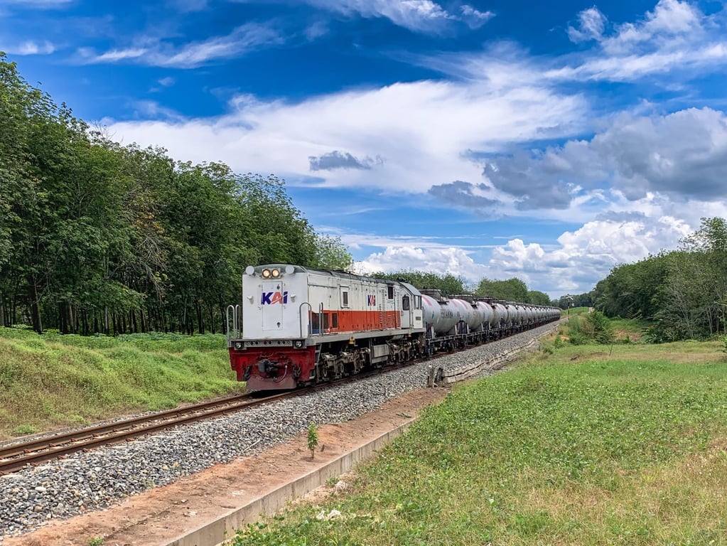 Kereta api bermuatan BBM melintasi kawasan Sumatera Utara