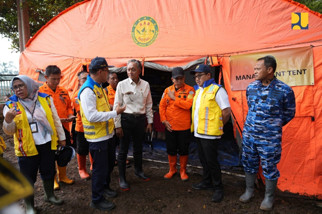 Tengah - Bapak Dody Hanggodo Menteri Pekerjaan Umum