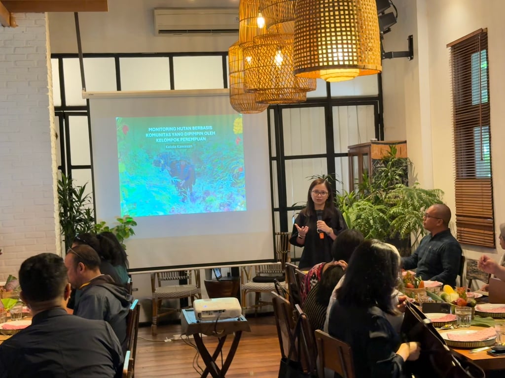 Dorta Pardede menjelaskan tentang model perhutanan sosial yang ada di Program Women Forest Defenders