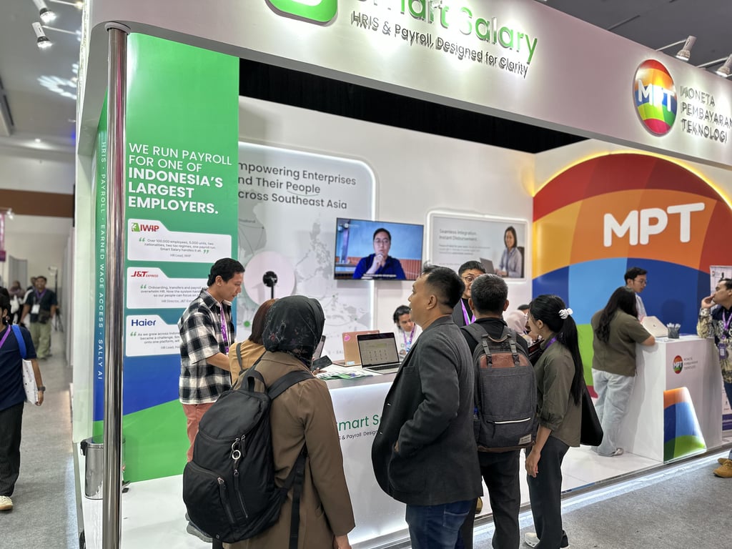 Smart Salary memperkenalkan visi “Empowering Enterprises and Their People Across Southeast Asia” melalui booth bertema Humanity and AI in HR Works di DTI-Cx 2026. Sumber: Smart Salary