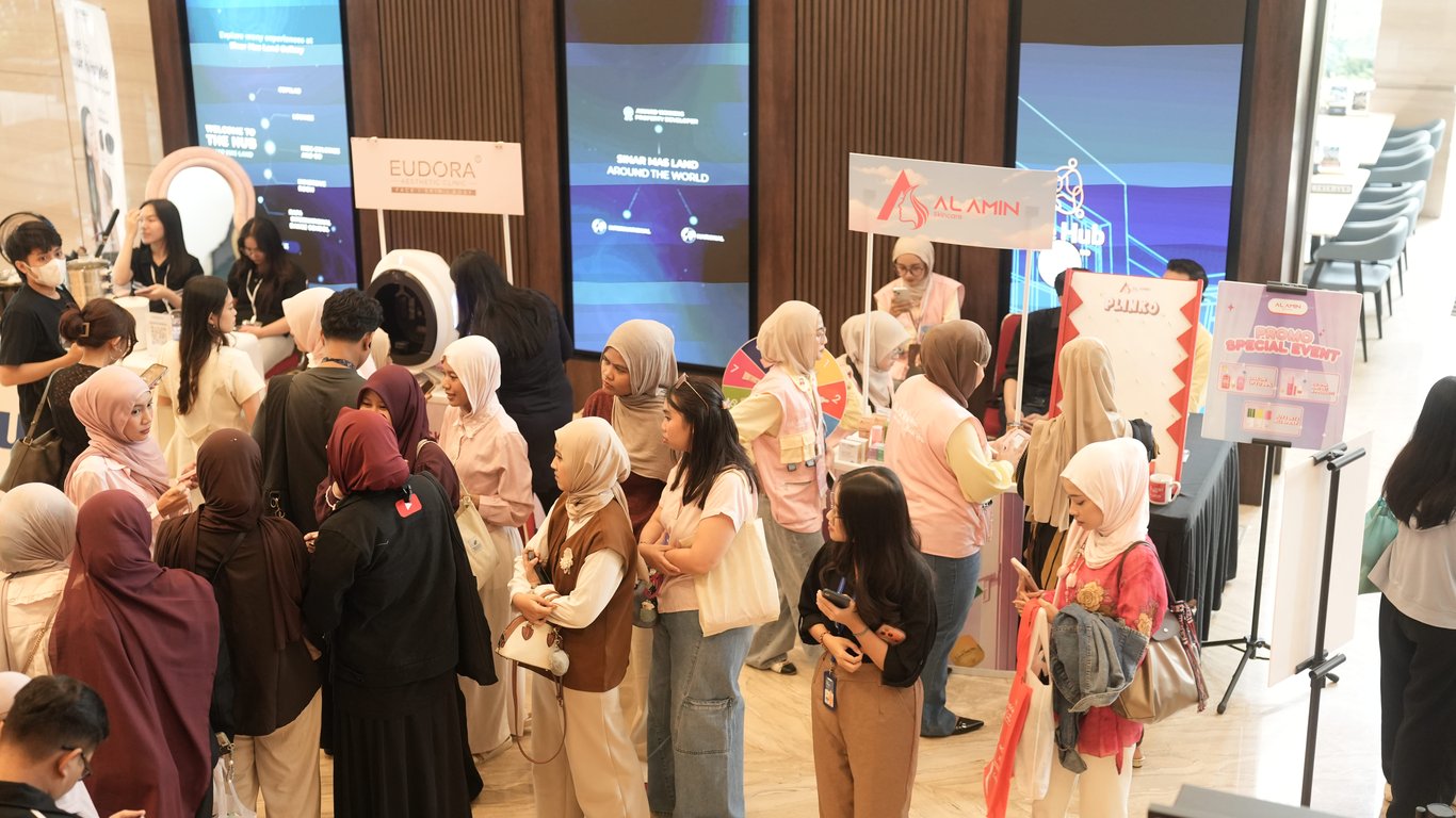 Booth brand sponsor di Glo Fest 2.0 ramai dikunjungi para peserta sepanjang acara