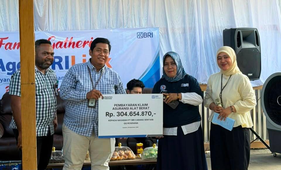 Dukung Pemulihan Aset Nasabah di Sentani, BRI Insurance Bayarkan Klaim Rp304,65 Juta 