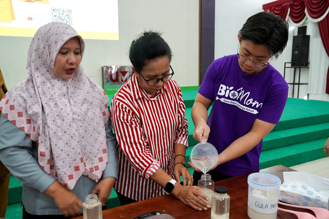 Swiluva Ma - Founder Biomom - Memberikan Pelatihan Pembuatan Probiotik