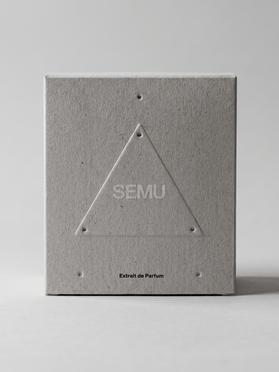 Bahasa bentuk segitiga diteruskan ke identitas visual dan packaging SEMU.