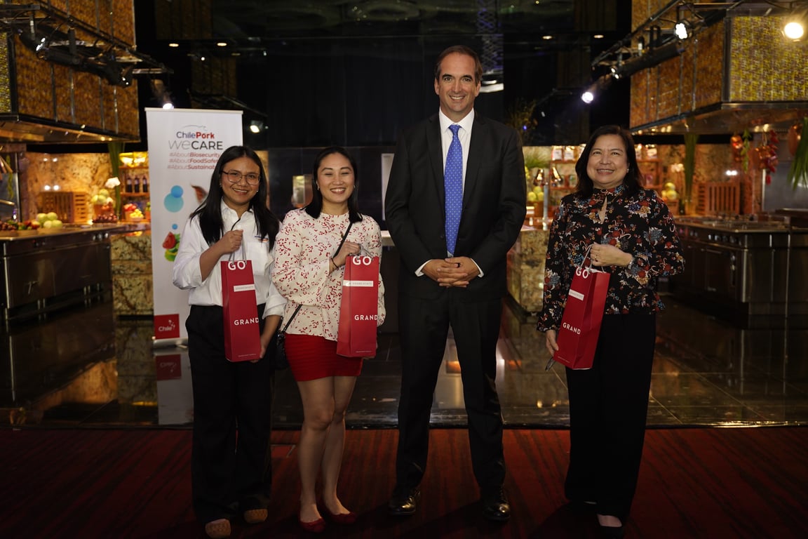 Juan Carlos Domínguez with some of the guests