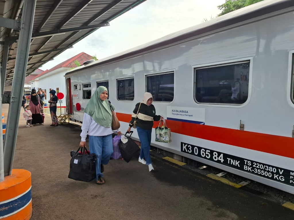Foto : Penumpang KA Rajabasa yang akan naik kereta di stasiun Kertapati