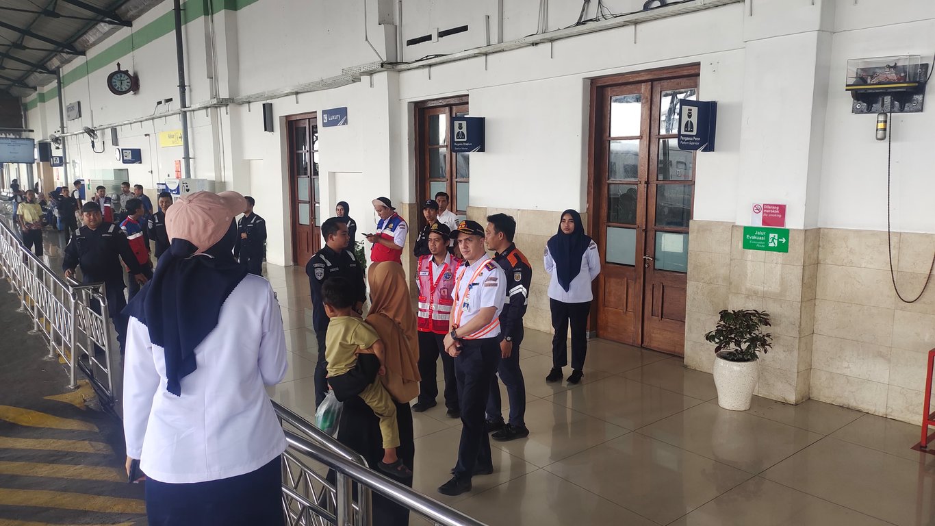 Suasana Penumpang di Stasiun Kertosono