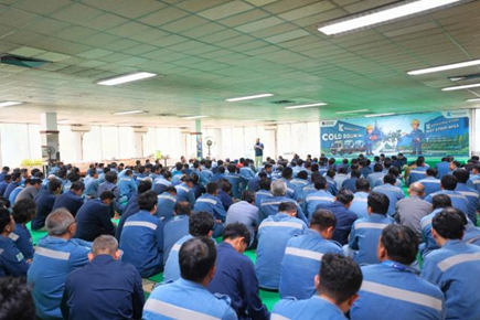Direktur Utama Krakatau Steel, Dr. Akbar Djohan beserta jajaran pada forum sarasehan bersama karyawan pabrik Hot Strip Mill dan Cold Rolling Mill Krakatau Steel, Selasa (31/3)