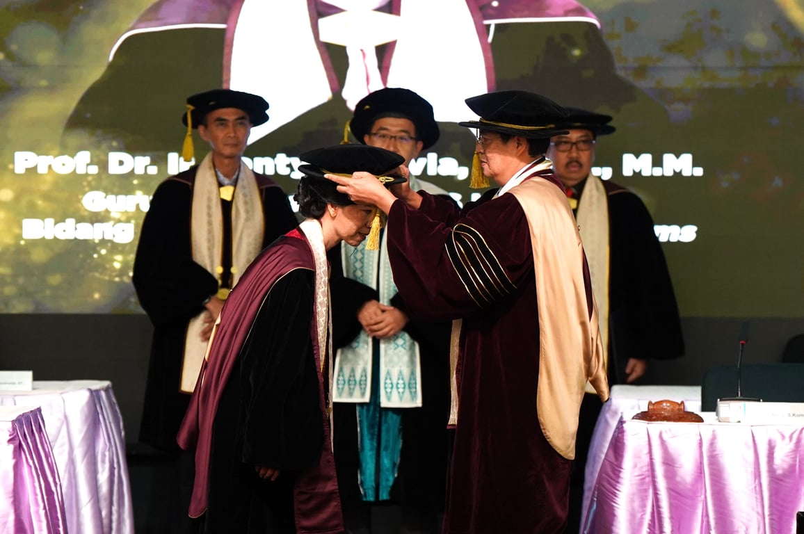 Ketua Dewan Guru Besar Universitas BINA NUSANTARA Prof. Dr. Ir. Harjanto Prabowo, M.M. dalam Pengukuhan Guru Besar Tetap BINUS University Prof. Dr. Ir. Tanty Oktavia, S.Kom., M.M. di bidang ilmu Business Information Systems.