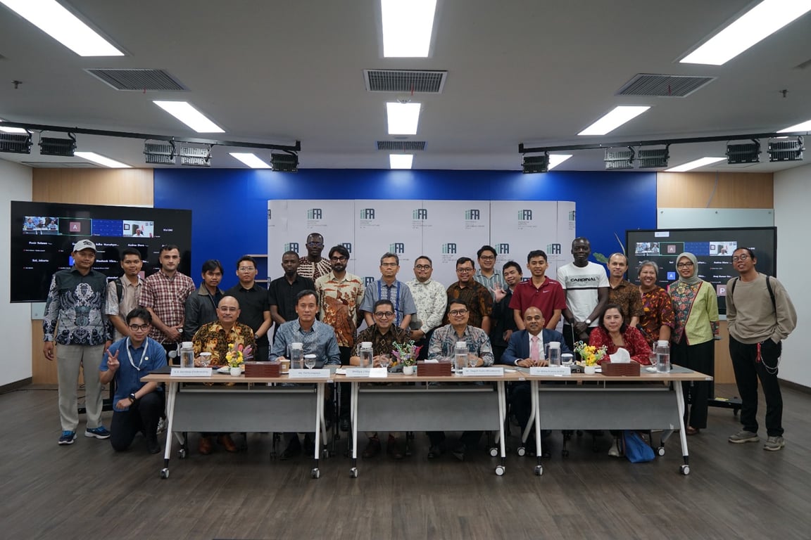 Peserta berfoto bersama usai acara IIFA Discussion Series ke-10 yang digelar di Universitas Islam Internasional Indonesia (UIII), Depok, Senin (31/8/2026). Foto: Istimewa